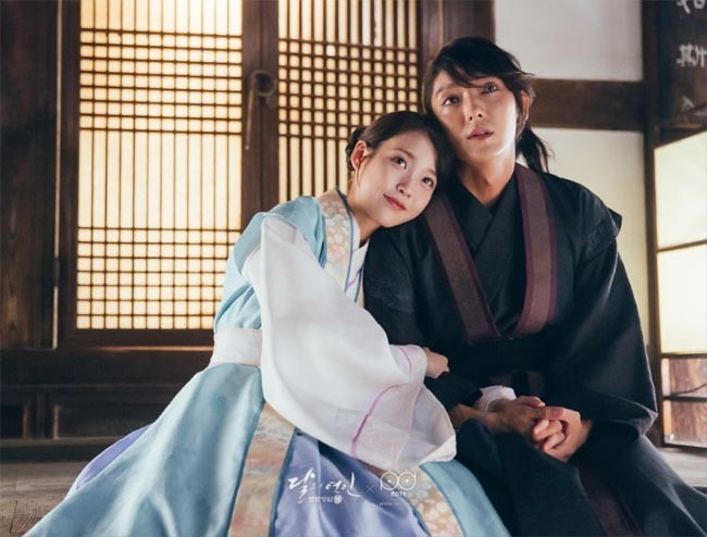 Sẽ không thể có câu chuyện tình nào buồn và bi kịch hơn chuyện tình giữa Wang So (Lee Joon Gi) và Hae Soo (IU) trong bộ phim Scarlet Heart: Goryeo (Người tình ánh trăng: Bộ bộ kinh tâm). Cả hai phải chịu nhiều đau đớn khổ đau đến nỗi fan chỉ mong họ có cái kết có hậu vào tập cuối của bộ phim. Tuy nhiên khán giả phải thừa nhận họ là một trong 10  cặp sao Hàn đẹp đôi nhất trên màn ảnh năm 2016. (Ảnh: Soompi)